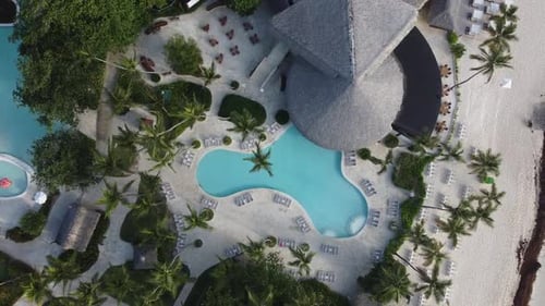 Am Morgen wurde eine Drohne aus der Vogelperspektive über dem Hotel in Strandnähe geschossen. Keine Leute am Pool und ich