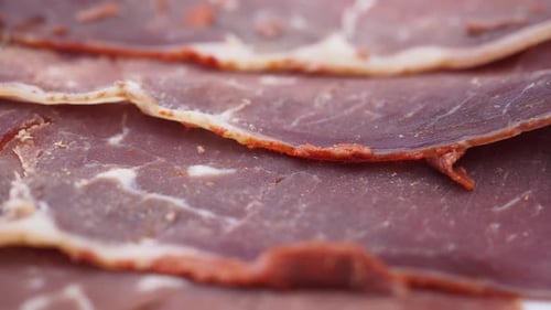 Nahaufnahme von gewürztem rohem Fleisch