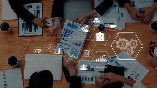 Reunión empresarial colaborativa con análisis de datos, tablas, gráficos e íconos digitales superpuestos en una W