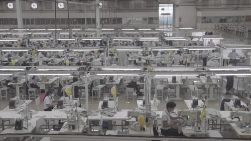 Herstellung von Kleidung in der großen Fabrik