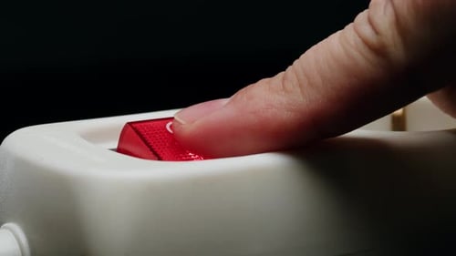Nahaufnahme einer isolierten Verlängerungs-Steckdosenleiste auf einem weißen Sicherheitsfilter