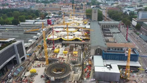 Zumbido volando sobre una enorme obra de construcción de la estación principal de tren de Stuttgart S21 con grúas y construcción