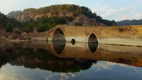 Kahramanmaras, Turquie. Pont de Ceyhan Vue aérienne du magnifique pont historique en pierre. Drone f