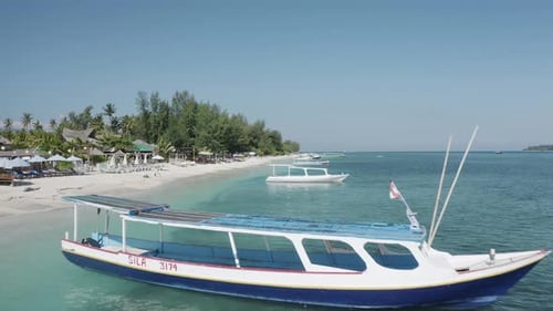 Seitlicher Drohnenblick auf einen wunderschönen Strand mit Fähren und klarem Wasser in Thailand mit Meereslandschaft bei Backg