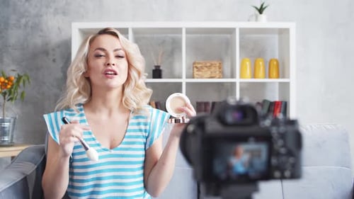 Mujer Joven y Atractiva Está Grabando Un Blog De Vídeo Con Una Chica Está Sentada En Casa Y
