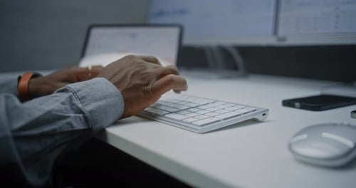 Analista financeiro digitando no teclado Monitorando ações em tempo real no computador
