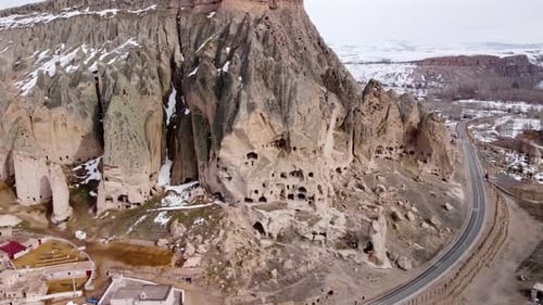Alte Berghöhlentunnel. Schloss Selime Kalesi in Yaprakhisar, Türkei. Türkiye. Historische Stätte