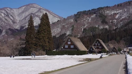 Bergdorf Shirakawago in Gifu, Japan, Panning, Startschuss
