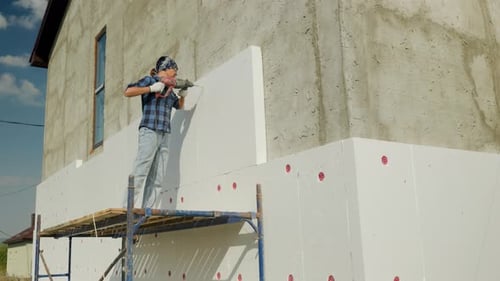 Isolamento das paredes da casa com espuma