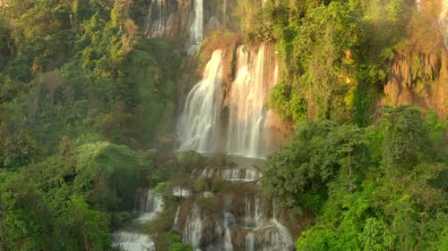 Belo clima pela manhã, luz solar suave na Cachoeira Thi Lo Su