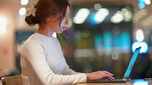 Professionelle Frau mit Laptop in einer modernen Büroumgebung