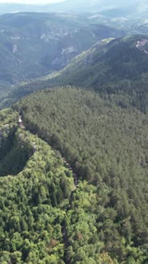 Cimas de las montañas en el valle