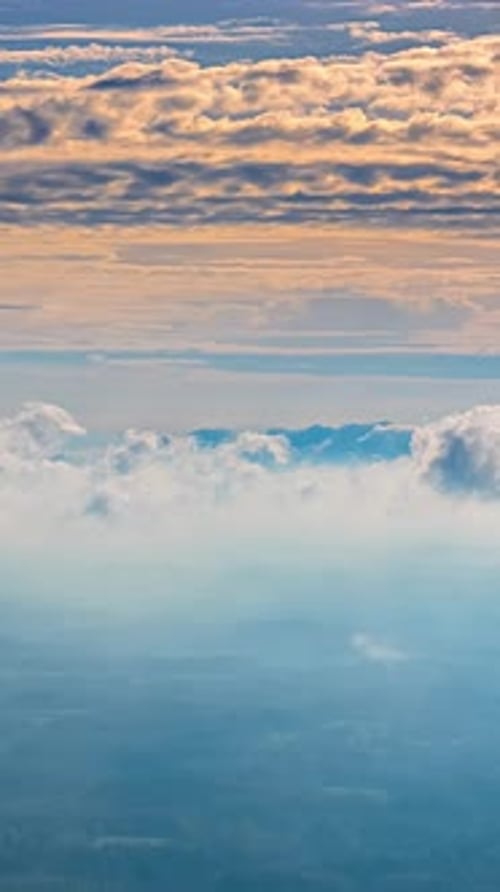 Hyperlapse aérienne de nuages en mouvement depuis le haut, fond naturel vertical