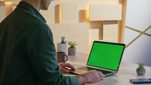 Profesional Corporativa viendo de cerca el portátil Chromakey en la oficina y el lugar de trabajo