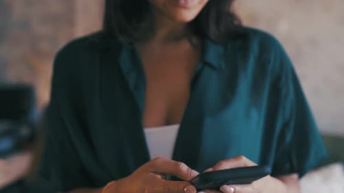 Mensagens de texto para mulheres, mãos e celular ou comunicação on-line em casa, conexão ou mídia social
