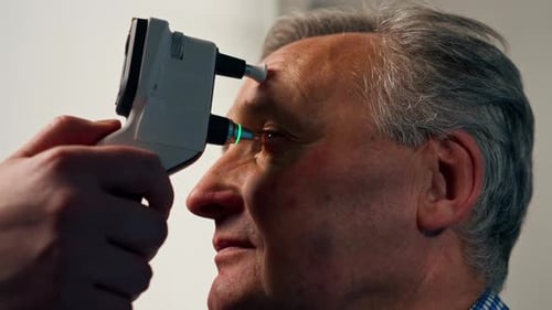 Nahaufnahme in einer Augenklinik zur Überprüfung des Augapfeldrucks eines älteren Patienten