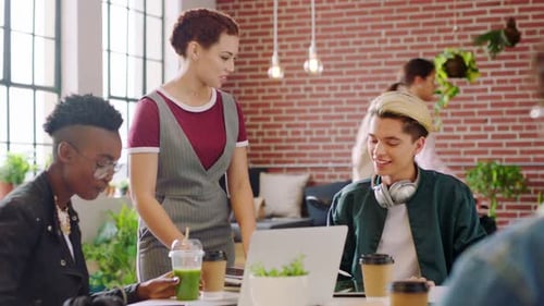 Réunion d'affaires de démarrage, personnes créatives et présentation avec proposition de projet ppt