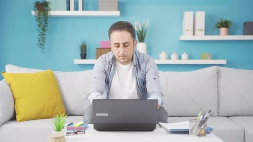 Der Mann, der vor einem Laptop eingeschlafen ist.