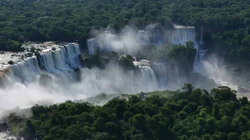 Vista aérea das Cataratas do Iguaçu enquanto infinitas cachoeiras mergulham na selva