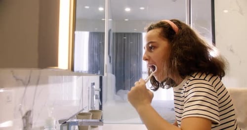 Rutina de atención médica diaria para niños, lindo niño caucásico con dientes blancos mirando al espejo aislado