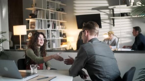 Händeschütteln glücklicher Geschäftsleute, die eine Kundin einer kreativen Firma in einem modernen Büro treffen