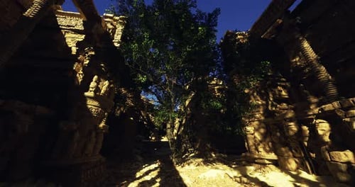 Ruines d'anciens temples enveloppées par la nature dans un paysage serein à midi