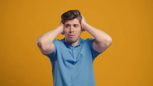 Verängstigter Mann im Stress auf Yellow Studio Phobie Trouble Panic Gruselige Neuigkeiten