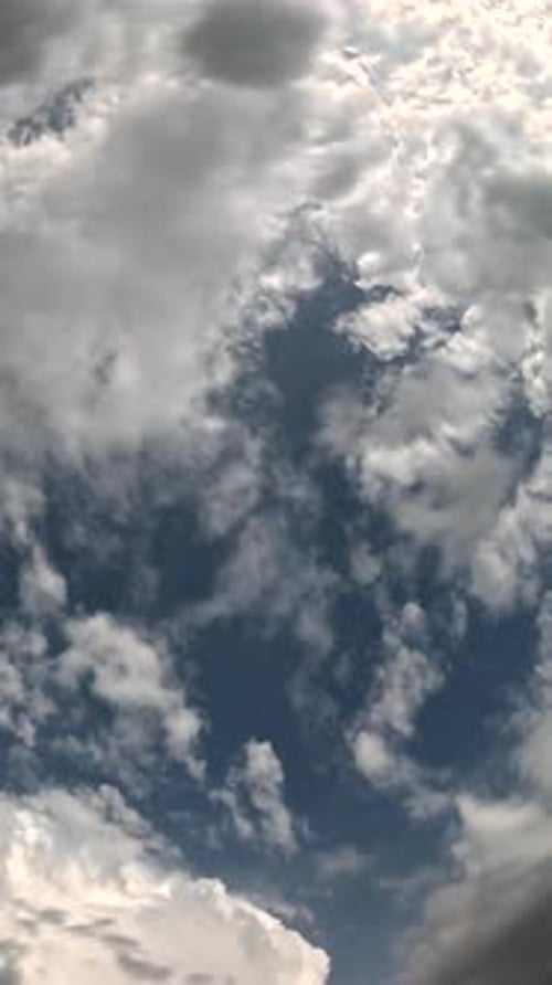 Timelapse : cumulus moelleux se déplaçant dans un ciel lumineux au coucher du soleil, nature aérienne abstraite, océan d'été