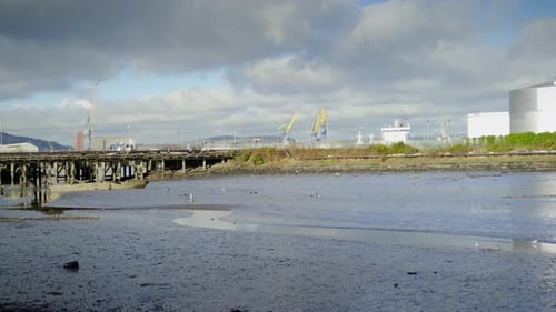 Alte Hafenbrücke mit Kränen und Schiff am Horizont