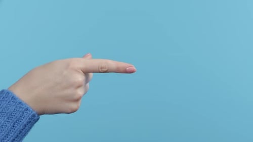 Empfehlen Sie eine Frau mit den Händen, die auf den rechten Textbereich zeigen