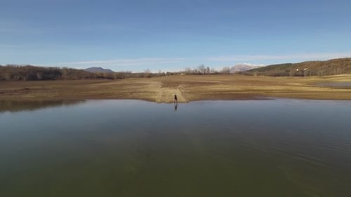 Des
images de Drone fantastiques. Je suis un homme au bord du lac.