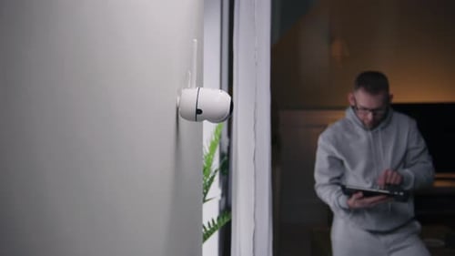 Mann stellt Sicherheitskamera für die Nacht auf