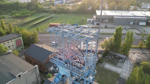 Alter Minenschacht in der Stadt Siemianowice am Sommertag, Schwerindustrie, Fördergebiet - Drohne 4K ae