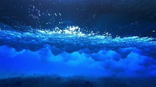 Vue sous-marine de la vague océanique qui déferle sur le récif