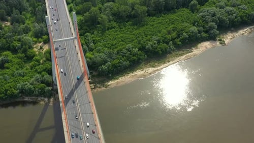 Luft- oder Draufsicht von der Drohne auf eine Betonbrücke mit Asphaltstraße oder Autobahn über einen großen Fluss mit CI