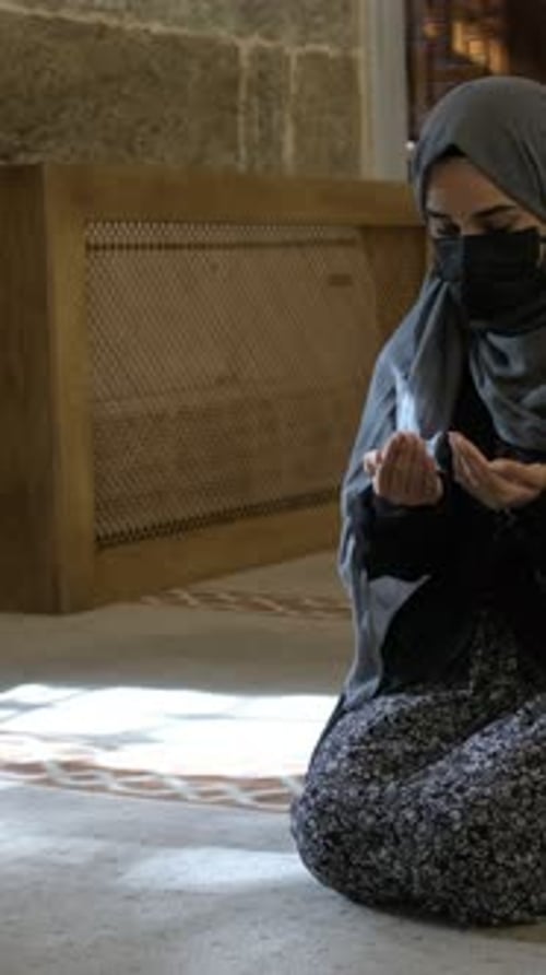 Maskiertes muslimisches Mädchen betet