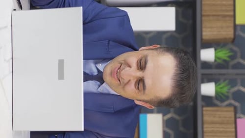 Vertikales Video eines glücklichen und fröhlichen Geschäftsmannes, der Freude erlebt.