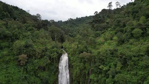 Aproximação ao topo da Cachoeira Materuni, Tanzânia