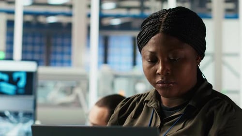 Un chercheur analyse des prototypes à l'aide d'un ordinateur portable pour optimiser la production d'énergie