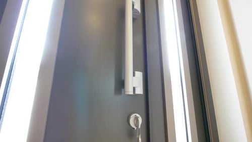 Puerta moderna con interruptor de puerta de seguridad, interior