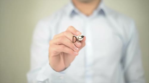 Debit Management Man schreibt auf transparentem Bildschirm