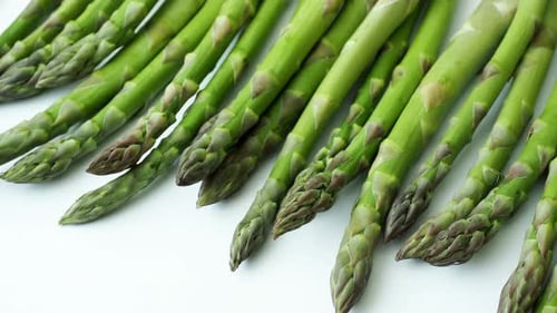 Frischer Spargel officinalis auf weißem Hintergrund