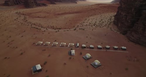 Touristisches Reiseziel in der Wüste Wadi Rum, Jordanien, Luftaufnahme