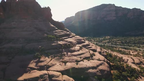 Aufsteigende Luftaufnahme zeigt das Touristenziel Bell Rock in Sedona, Arizona, USA
