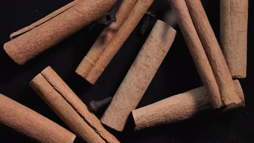Épices, bâtonnets de cannelle, clous de girofle séchés, automne |