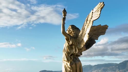 Ángel en el techo de la casa, estatua dorada al atardecer, hermoso diseño
