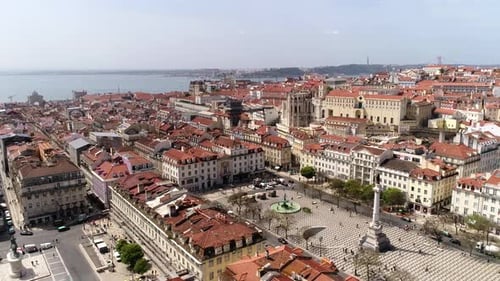 Journée ensoleillée de Lisbonne, vue aérienne de la place centrale du Rossio, 4K, Portugal