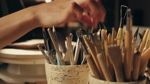 Woman Potter travaille avec de l'argile lors d'une master class sur le processus de travail en studio dans Ceramic Workshop Potter