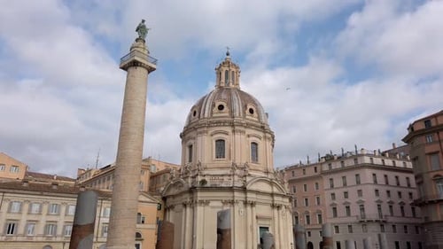 Blick auf die Trajanssäule und die Kirche des heiligsten Namens Mariens am Trajansforum. Diese attr