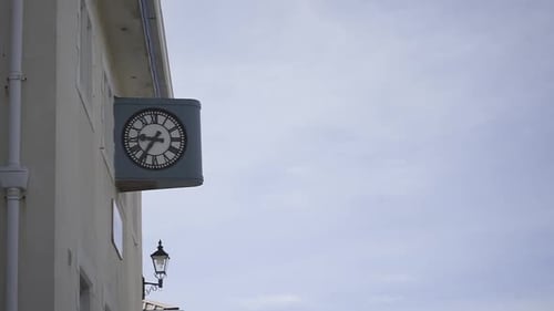 Relógio vintage mostrando o tempo passando no exterior do edifício